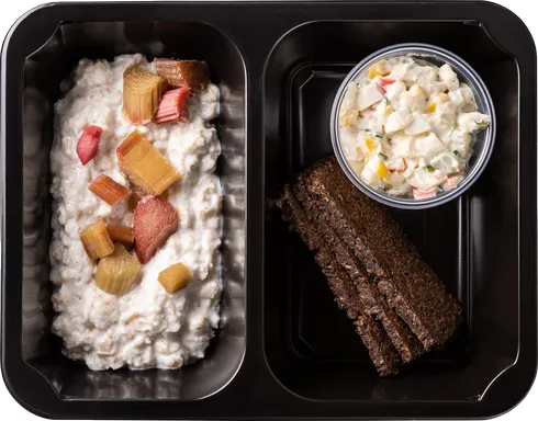 Ovesná kaše s karamelem a rebarborou, surimi pomazánka a celozrný chleba