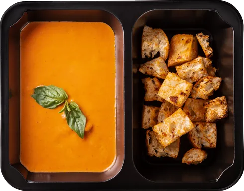 Krémová rajčatová polévka s kuřecím masem a focaccia krutony