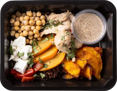 Teplý salát s krůtím masem, pečenou dýni, quinoou, kaki a sezamovým dresinkem