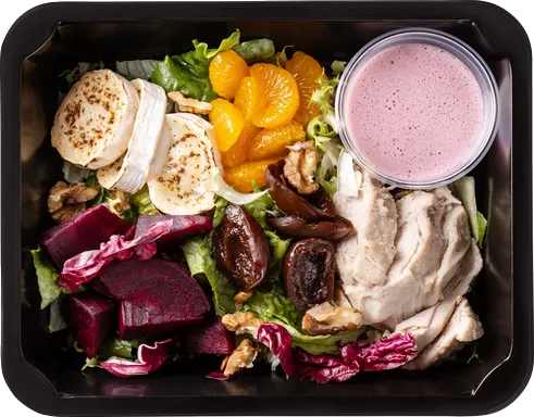 Salát s grilovaným kozím sýrem, kuřecím masem, řepou a švestkami