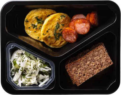 Omeleta se sýrem, krůtí klobásou a zelným salátem