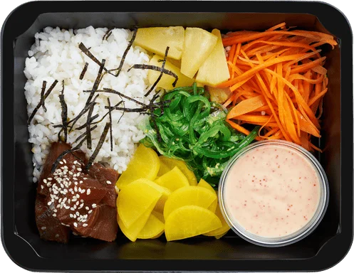 Poke bowl s tuňákem, sushi rýží, ředkvičkou, okurkou a sojovými boby