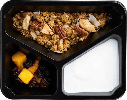 Granola s ořechy, semínky a ovocem s jogurtem