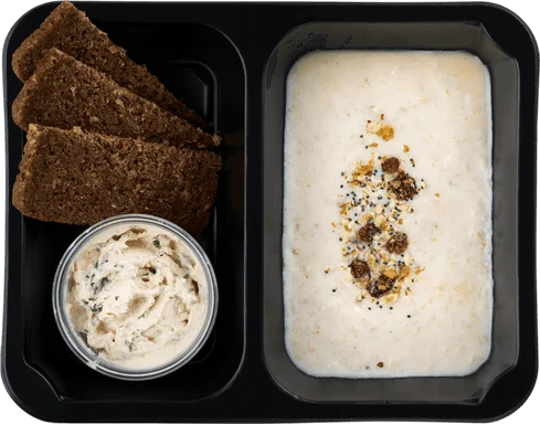 Ovesná kaše s medem, tuňáková pomazánka s celozrnným pečivem