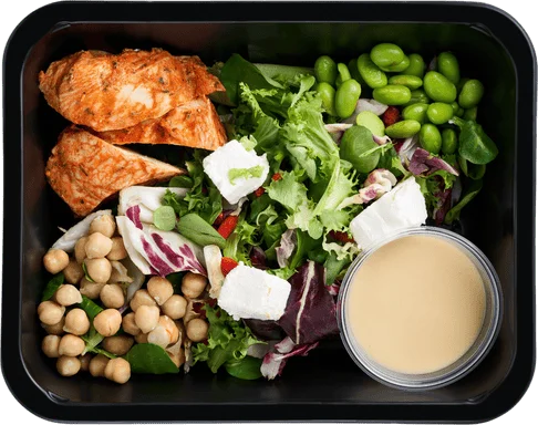 Salát s kuřecím masem, fava fazolemi, goji, cizrnou a feta sýrem