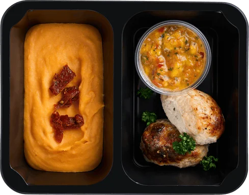 Kuřecí kuličky s ořechem, bramborové pyré s rajčaty, rajčatová omáčka