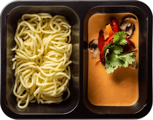 Tom Yum s kuřecím masem, zeleninou a ramen nudlemi