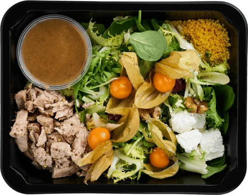 Salát s physalisem, marinovanou krůtou a vlašskými ořechy