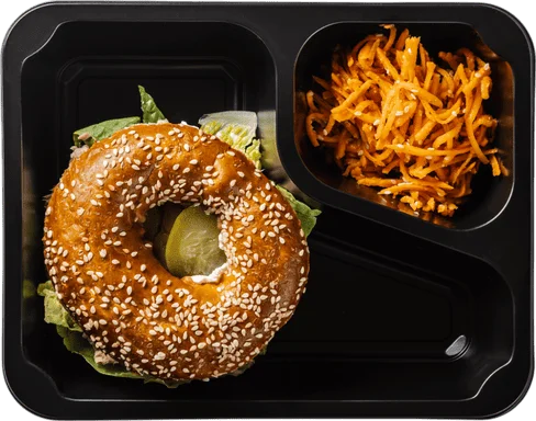 Bagel s tuňákem, okurkou a vejcem, mrkvový salát