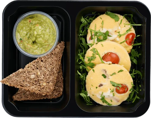 Kuřecí omeleta s guacamole dipem a celozrnným pečivem