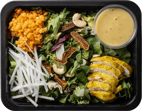 Salát s kuřecím masem, červenou čočkou, kešu ořechy a fíky