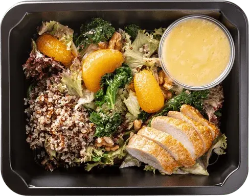 Quinoa salát s kadeřávkem, mandarinkou a kuřecím masem