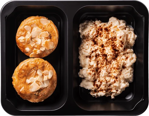 Míchaná vejce s chorizo kořením, muffin s bressaolou a sýrem cheddar