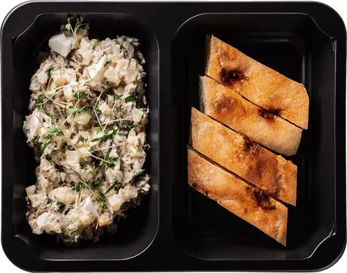 Katalánský bramborový salát s tuňákem a focaccia se sušenými rajčaty