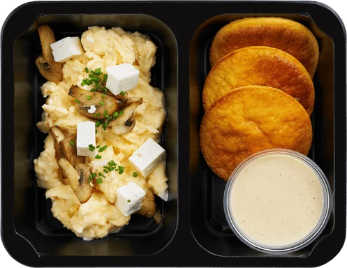 Míchaná vejce s houbami, dýňové lívance s arašídovou omáčkou